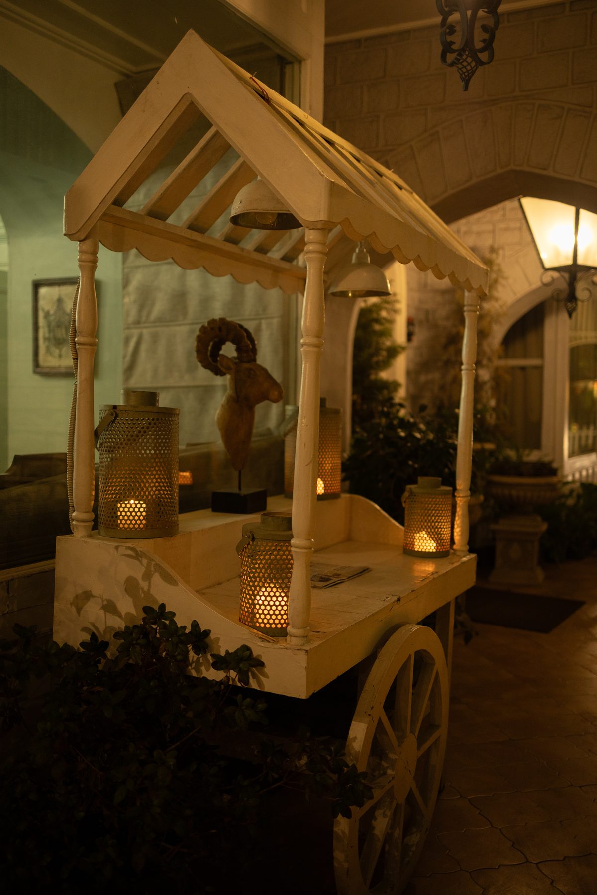 The lantern cart